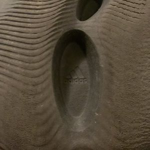 I am selling Yezzy foam runners both come together.